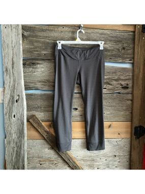 𝅺fila Grey activewear cropped leggings size Med